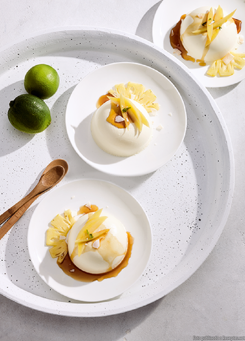 Kokosnuss-Caramel-Crème mit frischen Früchten