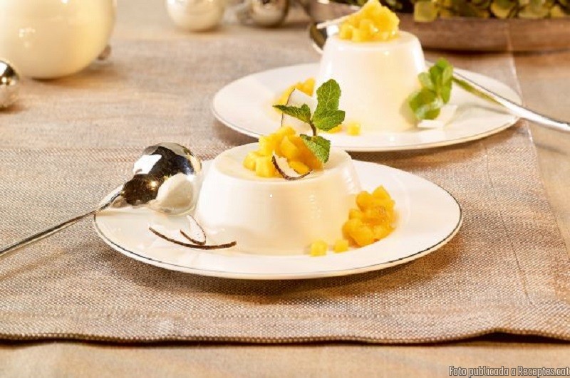 Crema de coco i caramel amb fruites fresques
