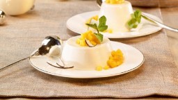 Recepta de cuina de Crema de coco i caramel amb fruites fresques