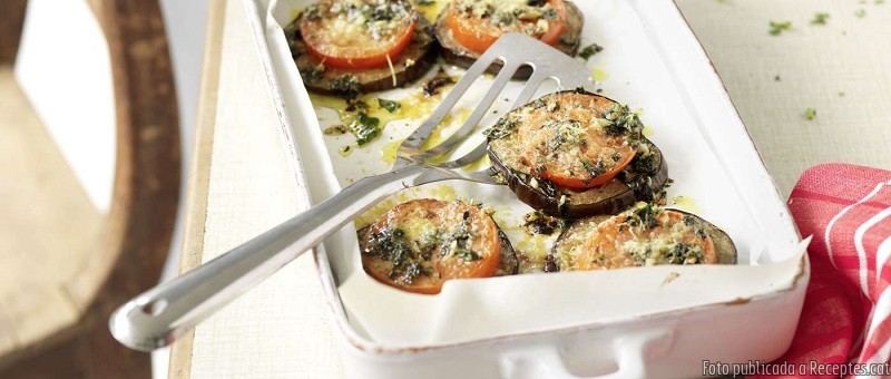 Rodanxes d'albergínia i tomàquet al forn