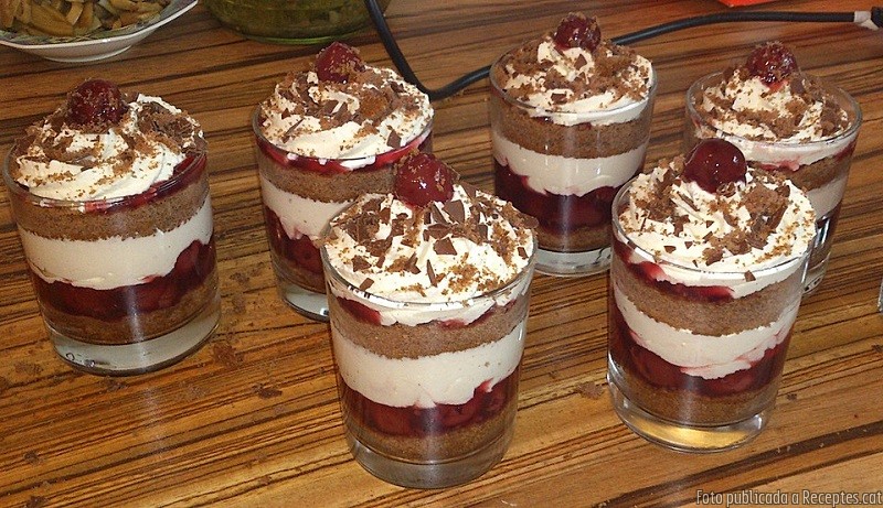 Postres de xocolata, nata i cireres