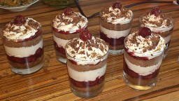 Recepta de cuina de Postres de xocolata, nata i cireres