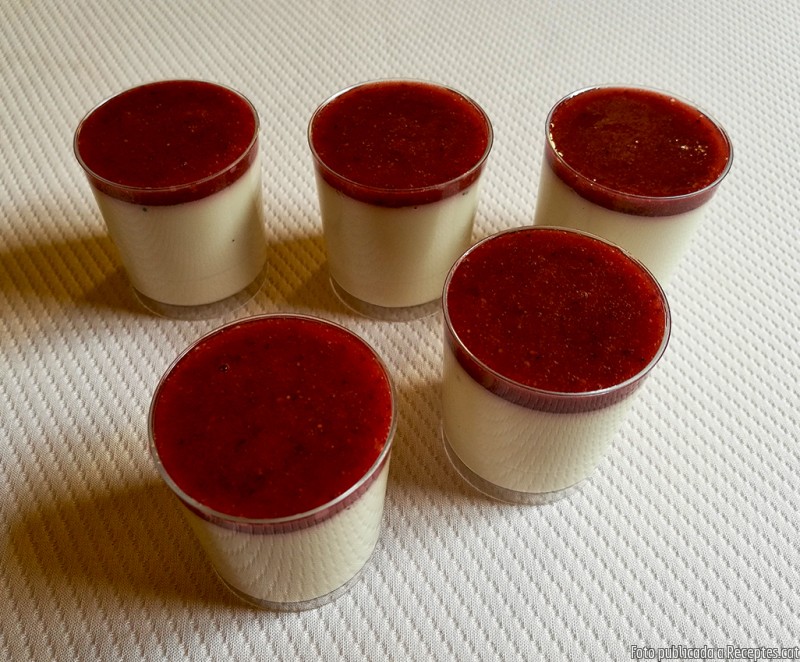 Pannacotta d'orxata amb coulis de fruits vermells