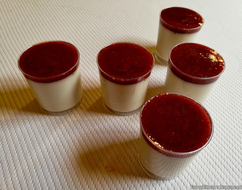 Pannacotta d'orxata amb coulis de fruits vermells