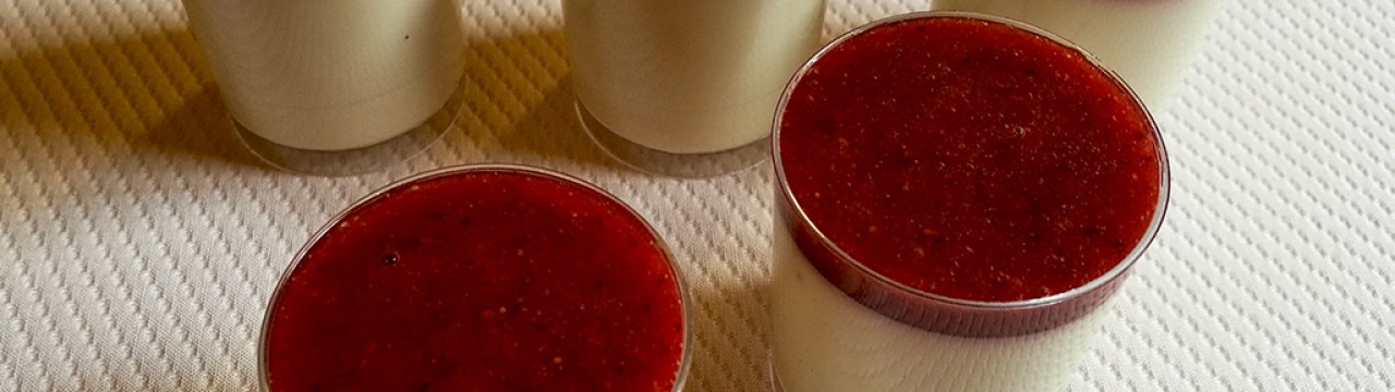 Pannacotta d'orxata amb coulis de fruits vermells