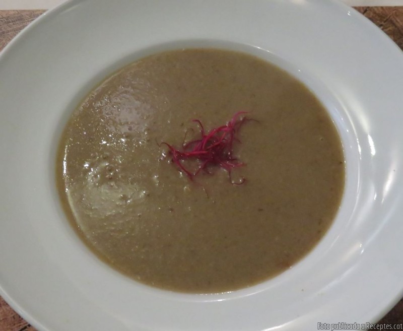 Crema de bolets amb ceba cruixent i toc de safrà