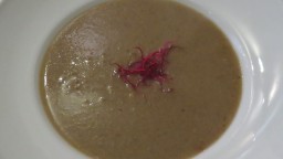 Recepta de cuina de Crema de bolets amb ceba cruixent i toc de safrà