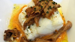 Recepta de cuina de Llom de bacallà micuit amb parmentier de carbassa i saltejat de rossinyols