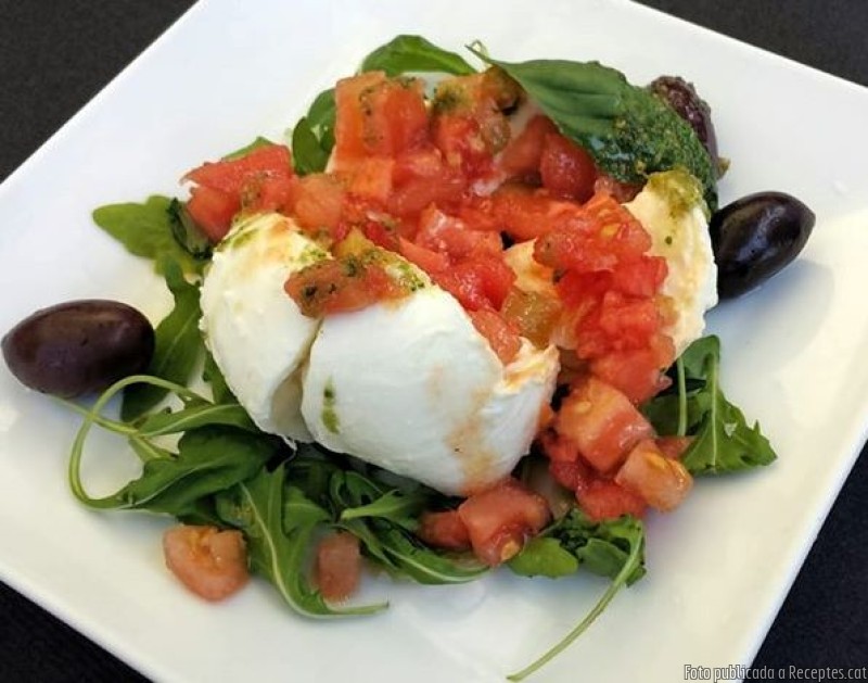 Amanida de mozzarella amb tomàquet concassé, oli d'alfàbrega i olives de Kalamata