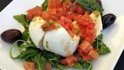 Recepta de cuina de Amanida de mozzarella amb tomàquet concassé, oli d'alfàbrega i olives de Kalamata