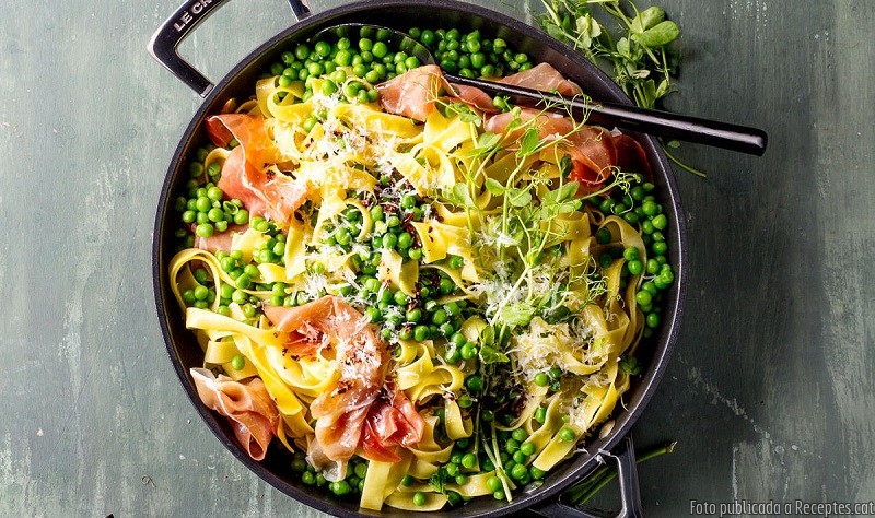 Tallarines amb pernil serrà i pèsols