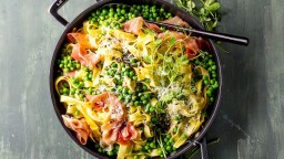 Recepta de cuina de Tallarines amb pernil serrà i pèsols