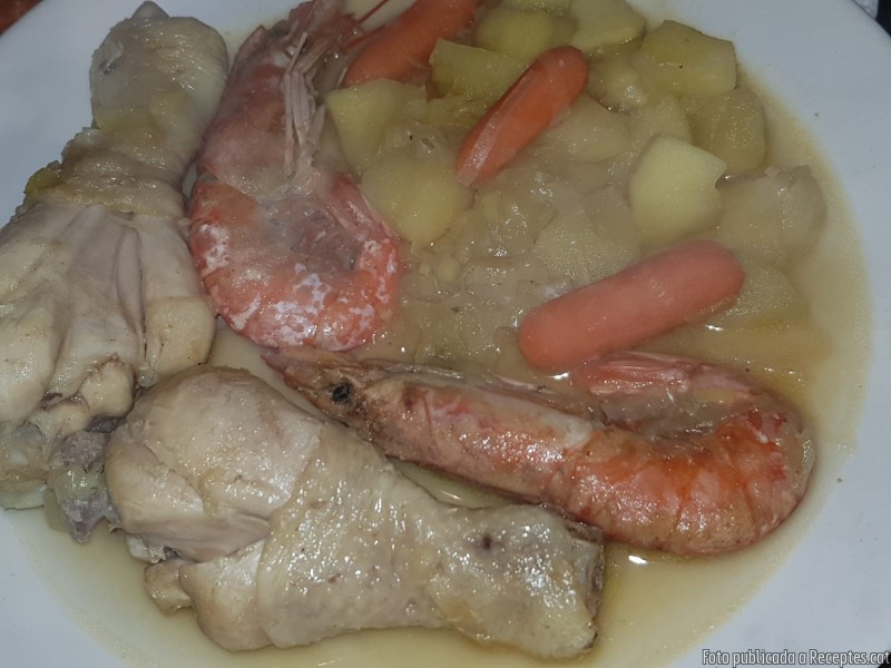 Cuixes de pollastre al cava amb poma i llagostins