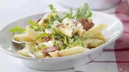 Recepta de cuina de Macarrons estriats amb ruca, all, xoriço i formatge parmesà