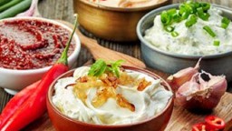 Recepta de cuina de Diverses dip-salses, amb mato per mullar pals de verdures