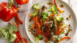 Recepta de cuina de Tires de carn amb bròquil i pebrot