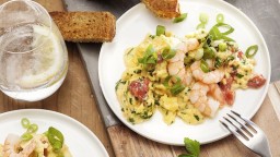 Recepta de cuina de Ous remenats amb cebes i gambetes