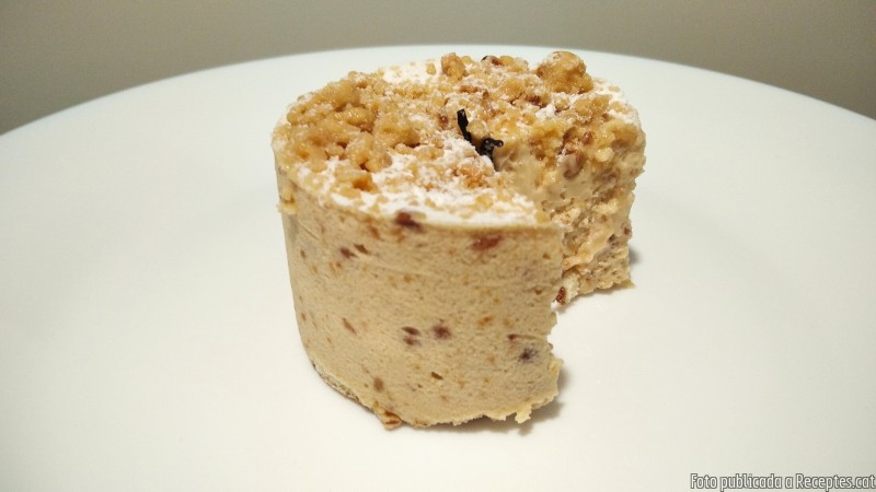 Púding de torró, amb neules i pinyons