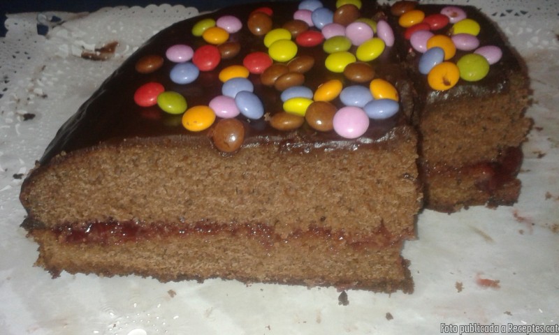 Pastís gran d'aniversari de xocolata