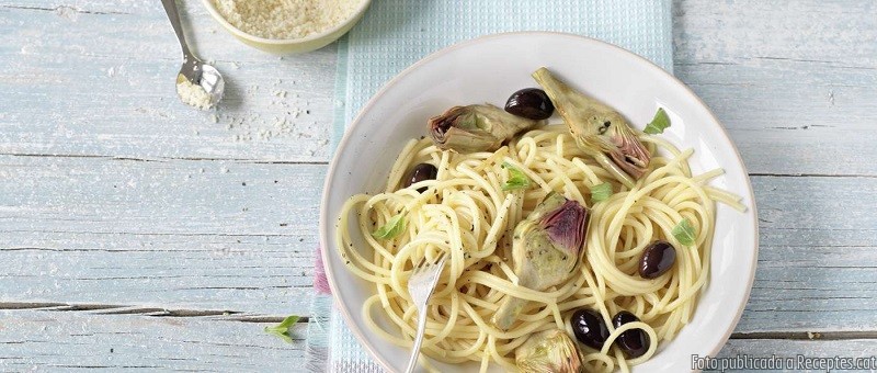 Espaguetis amb carxofes i olives