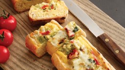 Recepta de cuina de Baguet amb formatge raclet, coberta de cogombre