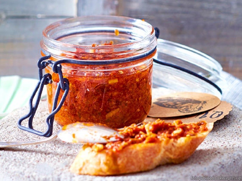 Pesto de tomàquets secs, amb pebre vermell picant