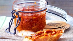 Recepta de cuina de Pesto de tomàquets secs, amb pebre vermell picant