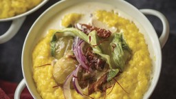 Recepta de cuina de Polenta al safrà amb ragut de tomàquet sec i castanyes