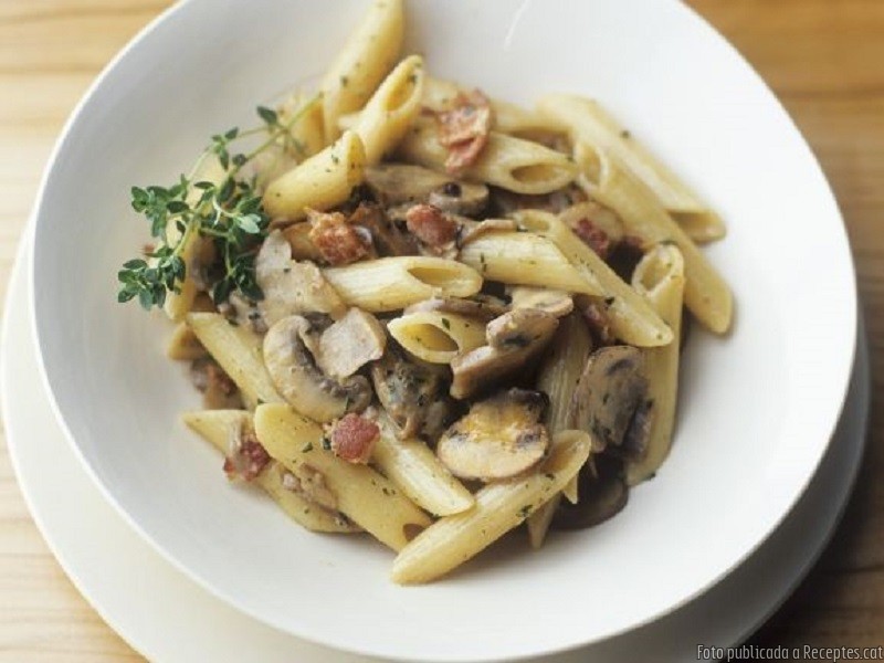 Macarrons ratllats amb bolets i cansalada