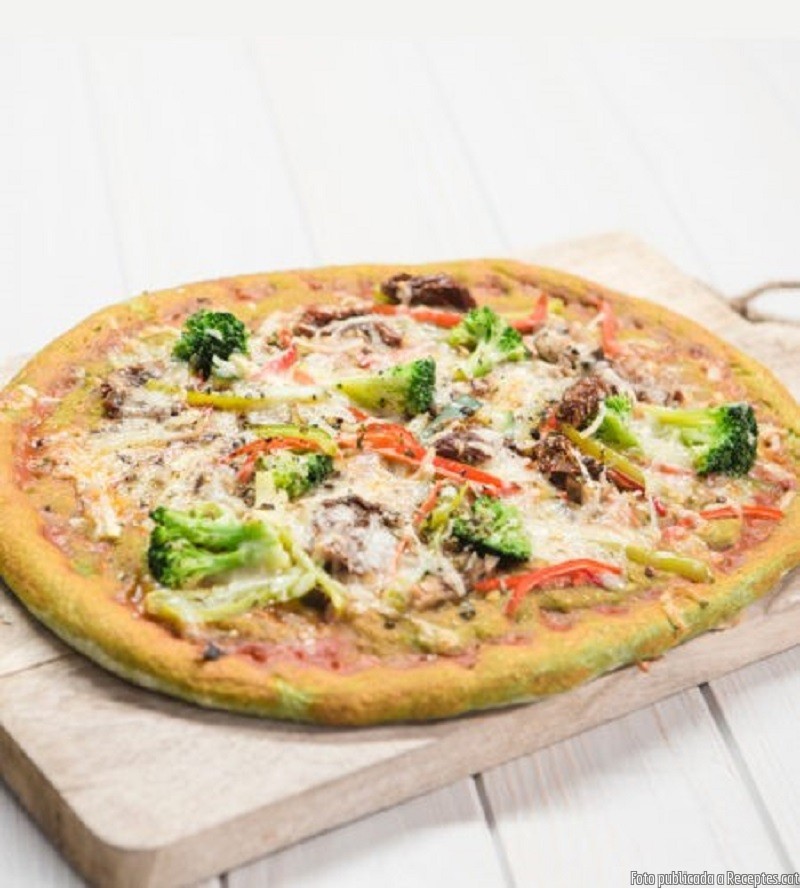 Pizza vegetal amb massa d'espinacs