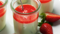 Recepta de cuina de Mousse de flors de saüc amb salsa de maduixes