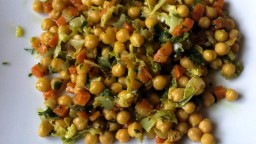 Recepta de cuina de Amanida freda de cigrons menuts amb verdures