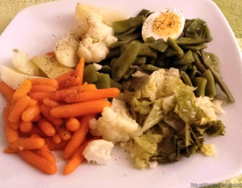 Combinat de verdures bullides amb patata i ou dur