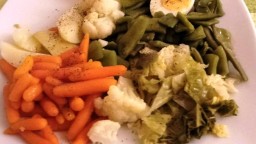 Recepta de cuina de Combinat de verdures bullides amb patata i ou dur