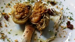 Recepta de cuina de Niu de patata farcit de gules, gambetes saltades a l'allet i tomàquets secs amb terra cruixent de kikos