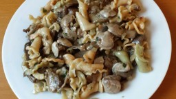 Recepta de cuina de Pasta fresca amb bolets de temporada i rossellones