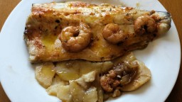 Recepta de cuina de Llobarro al forn amb patates i gambes