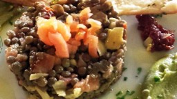 Recepta de cuina de Timbal de llenties amb salmó, carxofes, guacamole i tomàquet sec italià
