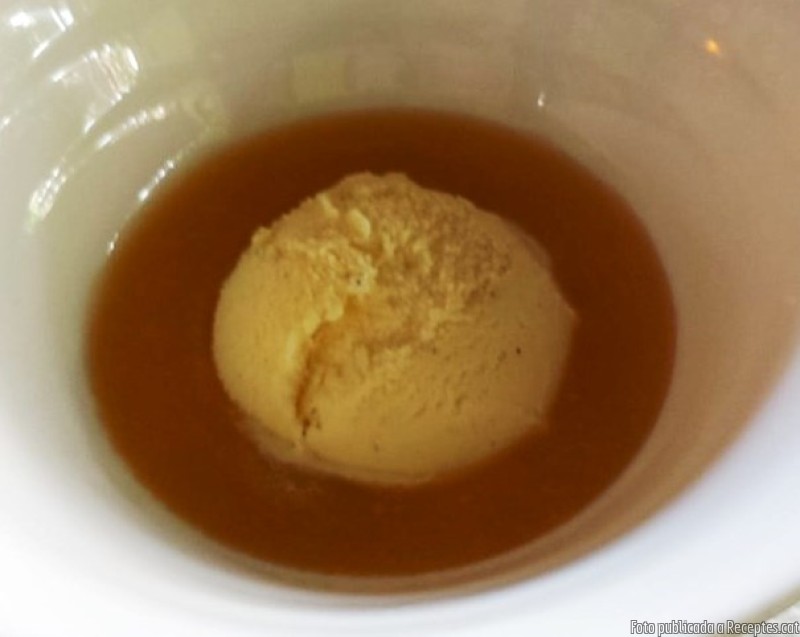 Sopa de nectarines amb gelat de vainilla