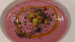 Recepta de cuina de Crema de remolatxa amb tocs de maduixa i poma