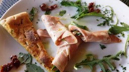 Recepta de cuina de Rotllets de mortadela italiana farcits amb mascarpone, rúcula, ceba caramel·litzada i tomàquets secs