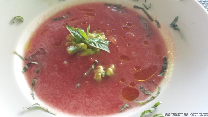 Sopa freda de tomàquet amb alvocat i essència d'alfàbrega fresca