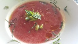 Recepta de cuina de Sopa freda de tomàquet amb alvocat i essència d'alfàbrega fresca
