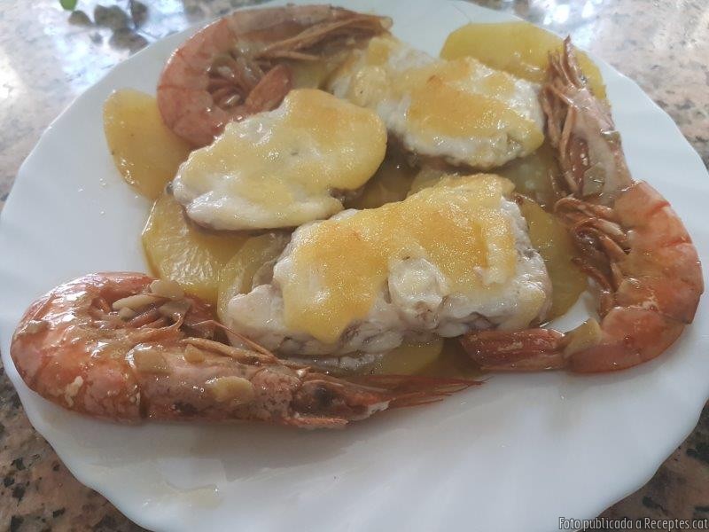 Rap al forn amb  mousse d'allioli i gambes al whisky