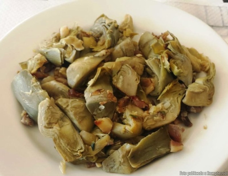 Carxofes saltades amb pernil