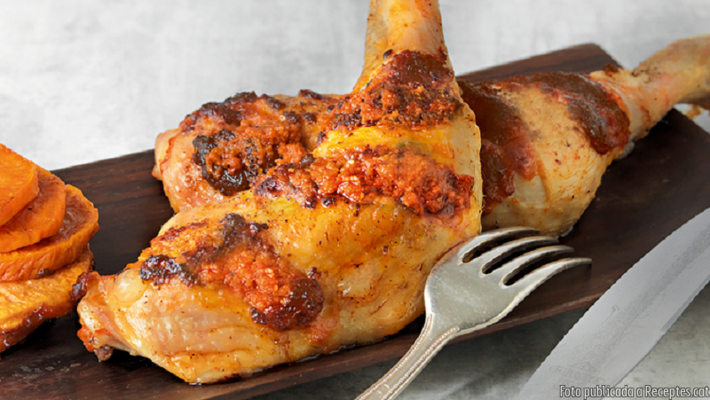 Cuixes de pollastre farcides amb pesto rosso i parmesà