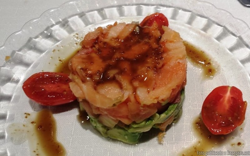 Tàrtar de salmó amb alvocat i tomàquet