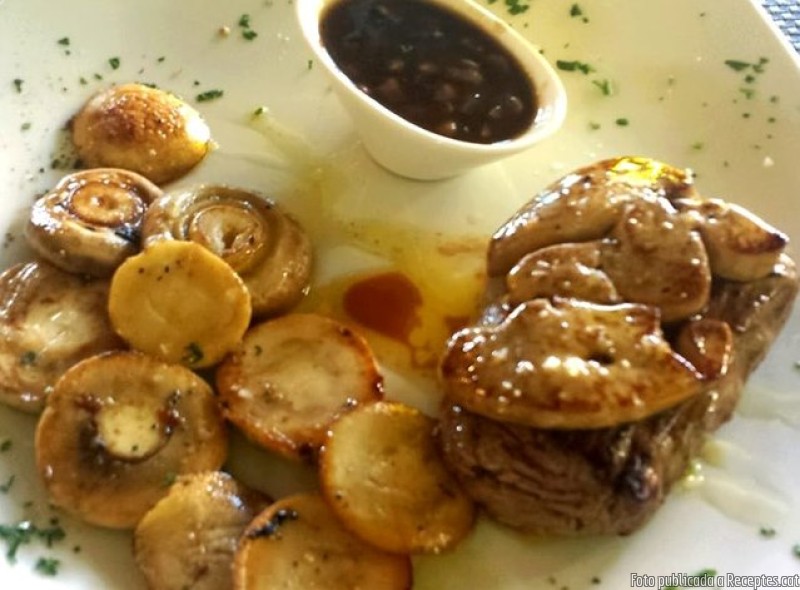 Filet de vedella amb foie fresc, xampinyons i salsa Oporto