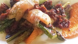 Recepta de cuina de Espàrrecs verds envoltats de salmó fumat amb oli d'ànet, tomàquet italià sec i romesco