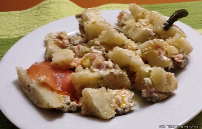 Timbal de patata amb amanida russa i salmó fumat